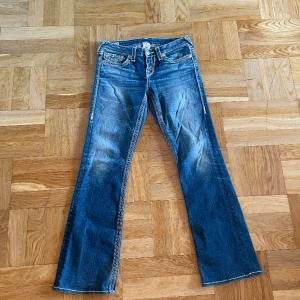 True religon jeans - Skit snygga true religon jeans lowrise och bootcut. Dessa är super bekväma och är super bra material! ✨
