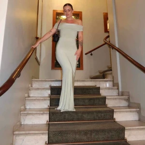 Balklänning - Köpte denna balklänning av en tjej här på Plick, men den satt tyvärr inte bra på mig så jag säljer den vidare så att den får bli använd! Den är i en jättefin ljusgrön färg!