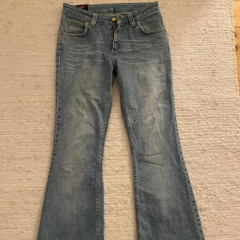 Superfina jeans från Lee. Kan inte hitta någon storlek men uppskattar till 36! Passar mig som är 170 💋. Jeans & Byxor.