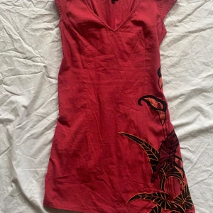 Vintage klänning  - Suuuper snygg klänning som jag köpte på humana för ett tag sen. Fin blommig brody. Sne snukren och en korsett likande funktion bakom.