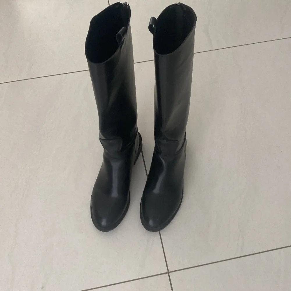 Väldigt fina svarta boots, knappt använda💕. Skor.