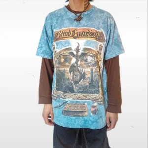 Stor T-shirt  - En kort ärmad tröja med tryck. Den är i god skick. Om du är intresserad ber gärna om fler bilder!