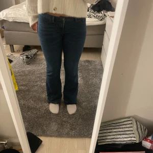 Lågmidjade jeans - Stretchiga Lågmidjade jeans. Speedade längst ner.