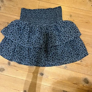 Volangkjol kjol - Jättefin blå volangkjol i fint skick från Kappahl. Tyvärr för liten för mig