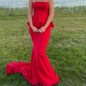 Balklänning - Röd långklänning som är köpt på vinted. Säljer den tyvärr då den inte passade mig :(, den är superfin och hoppas den kommer till bättre användning hos någon annan!