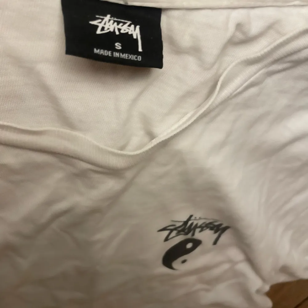 En vit Stussy T-shirt. Den har mycket bra och mjukt material och den där feta symbolen vid Stussy loggan. Köpte 2022 har använt på simmarna lite men bra skick. 9/10. . T-shirts.
