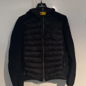 Parajumpers jacka - Jackan är relativt nyköpt och har knappt blivit använd men den är inte riktigt min still så vill inte riktigt ha kvar den