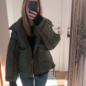 Grön zara vårjacka - Nu säljer jag denna super snygga gröna vårjackan från zara. Säljer då den inte kommit till användning. Den är i nyskick aldrig använd. Är i Xs men passar även S/M. skriv för fler bilder❤️