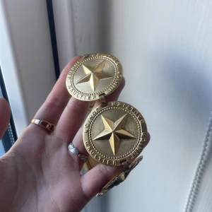 Jean Paul Gaultier armband - Äkta Jean Paul Gaultier armband. Ärvt.  Har 3 stycken och en fjärde som är trasig. Kan kopplas ihop till ett bälte. Säljer en för 800 och den trasiga för 300. Säljer alla med den trasiga för 2400. Retail för en är 1200kr. Kan prutas vid snabb affär. 