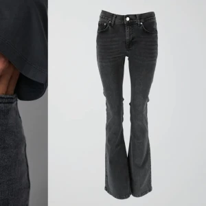 Low waist bootcut jeans  - Mörkgrå low waist bootcut jeans från Gina, använda 3 gånger. Nypris 400