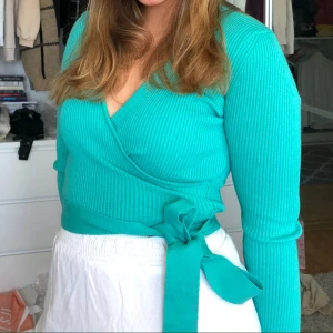 Blå topp - Säljer denna fina topp som man kan knyta både fram och bak då man väjer själv hur den ska knytas🦋 Den är superskön och knappt använd🪼🦋