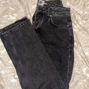 Icon jeansen från lager 157, low waist och raka  Använda 2-4 ggr Som nya