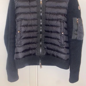 Moncler cardigan  - Moncler cardigan i bra skick, inga skador osv osv, säljes pågrund av för liten nu. Lägre pris pågrund av att jag tappat bort mitt kvitto, men hade på kameran när ja köpte den, 3dje bild. Äktenhetsbevis på 3dje bild.