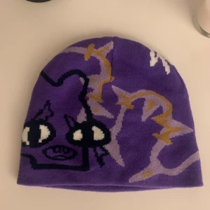 Minus two mössa - Lila minus two mössa knappt använd bra skick sitter bra snygg