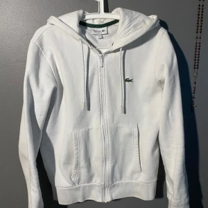 lacoste hoodie  - säljer denna i size S. sparsamt använd, inga fläckar. Desto snabbare affär desto billigare släpper jag. kp för fler bilder o sånt och kolla in profilen för fler riktigt feta grejer. 