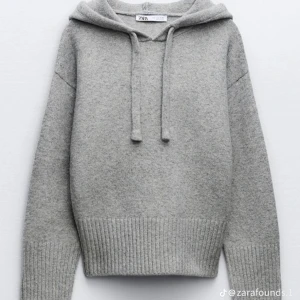 Grå stickad hoodie - Grå stickad hoodie i storlek S från Zara som inte säljs på hemsidan längre💕Den är endast använd två gånger och är därför i väldigt gott skick. Finns inga synliga defekter💗