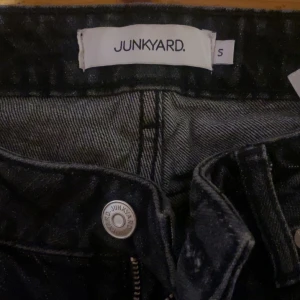 Lågmidjade jeans - Säljer dessa lågmidjade jeans från Junkyard i strl S då det aldrig kommer till användning! Så de är i princip i nyskick💖   Kan gå ner i pris vid snabb och smidig affär! 