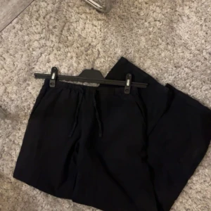 svarta linnebyxor - säljer dessa svarta linnebyxor från gina då de är för korta på mig som är 160cm orginal pris är 300kr💗