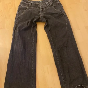 Vinatge baggy lowwaist jeans - Midjemått: 42 cm. Innerben: 80 cm. Jag är 167 och säljer pga ingen användning. Så snygg baggy passform som går att ha mer eller mindre lågmidjat. En liten fläck på ena benet (syns på bild 1) går säkert bort med rätt behandling men därav lägre pris. 😁