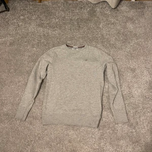 Tommy Hilfiger tröja - Säljer nu en snygg Tommy Hilfiger tröja i storlek XS, mitt pris 49kr.