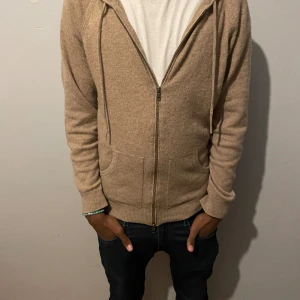 Davida 100% Kashmir zip - 100% Kashmir zip hoodie från davida skick 9/10 använt fåtal ggr har box priset diskuterbart vid snabbt köp. 