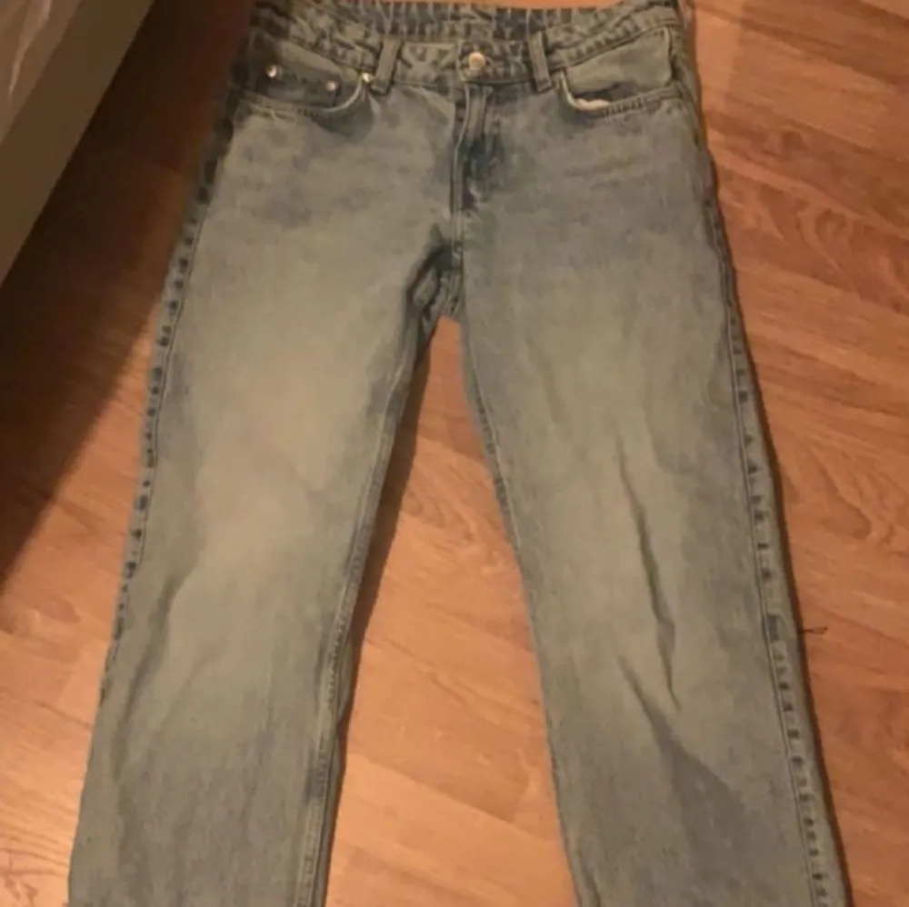 jättefina weekday jeans i modell ”arrow low straight jeans” kommer inte t användning längre🙏 Midjan 26 och längden 30 D e ba ett jätte litet hål bredvid fickan typ!❤️. Jeans & Byxor.