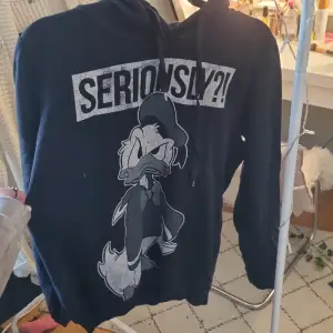 En snygg kalle anka hoodie som jag inte använder längre💞