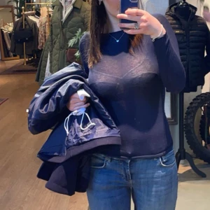 intimissimi tröja - säljer min marinblå jättefina intimissimi tröja då jag har flera stycken och har tröttnat, skriv för fler bilder💘