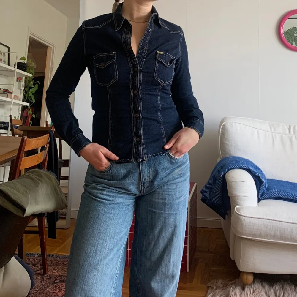 Skit snygg jeansskjorta!! Älskar den men är tyvärr lite för liten! Står m i storlek men skulle säga mer än xs eller s! Figurnära passform vilket gör den väldigt snugg på!!💙. Skjortor.