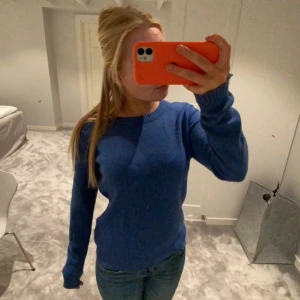 blå stickad tröja - skulle gissa på att träjan är använd ca 10 gånger endast och visar inga tecken på användning.