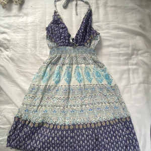 Mönstrad klänning - Super fin och unik halterneck klänning! Kommer tyvärr inte till användning längre. Storlek L/XL på lappen mig passar mig perfekt som har S.