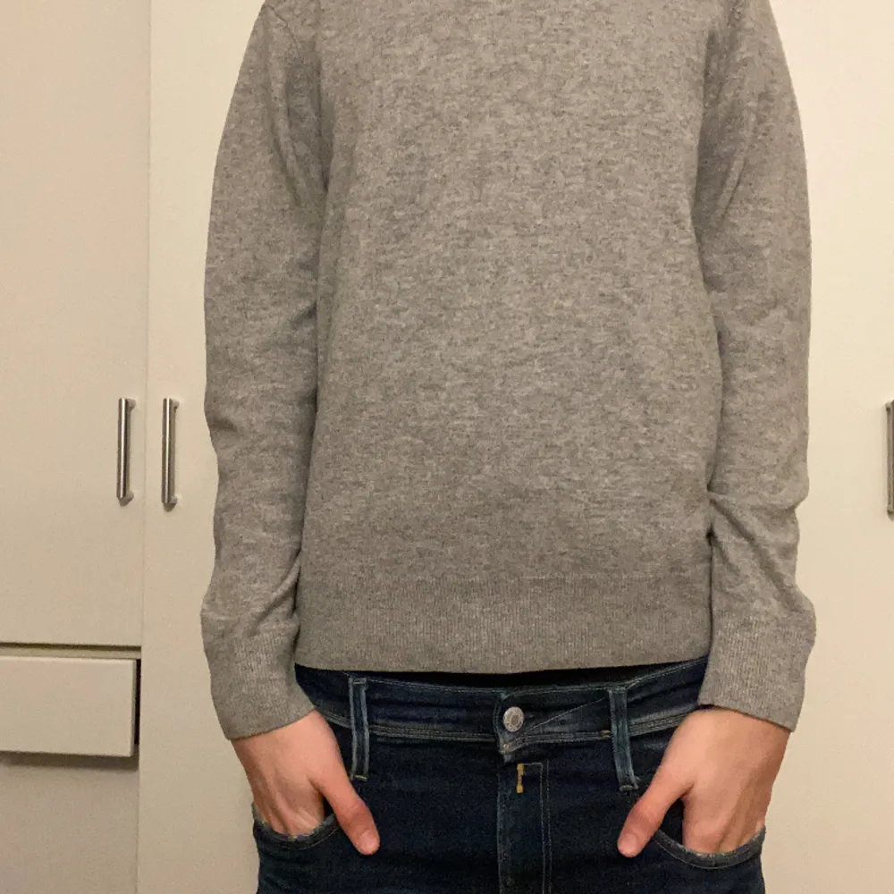 En sjukt snygg Kashmir tröja/pullover i färgen ljusgrå från märket Uniqlo i storlek small | Nypris 1499kr | Vårat pris endast 500kr | Skick 8/10 . Hör gärna av dig om du har några fler frågor!🔔. Stickat.