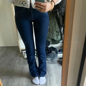 Lågmidjade jeans  - Super fina jeans, använda fåtal gånger men kommer inte till användning längre. Storlek 36