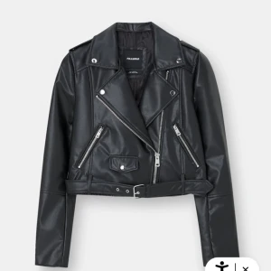 Skinnjacka från PULL&BEAR - Köpt för 359kr för ett år sen. Använd en del men inga defekter, perfekt skick. Säljer för att den ej kommer till användning. Storlek M men skulle säga att den passar xs-s Skriv för fler bilder💗💗💗