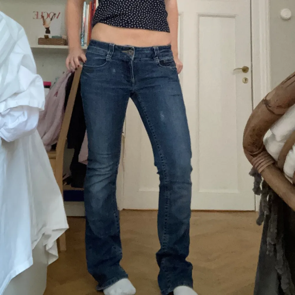Skitsnygga only jeans i perfekt skick! Lågmidjade och bootcut💞💞💞💞Sitter som en xs. Färgen syns bäst på sista bilden!. Jeans & Byxor.
