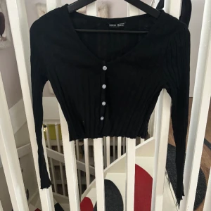 Tröja - Svart tröja med knappar från shein i storlek M