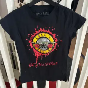 Guns and roses t-shirt i storlek S med text på baksidan