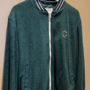 Zara zip tröja  - Zara zip tröja i grön, bra stick och ser bra ut med rätt outfit 