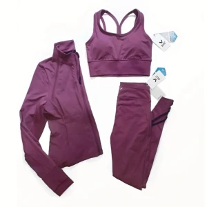 Mörklila tränings set XS sport gym Helt Nytt Plommon jacka leggings bh Soc - Färg: Plommon/MörkLila.  Strl: XS (alla 3 st delar) Helt nytt tränings-sett från Soc. Träningsjacka, Sport-bh och tillhörande leggings. OBS. Aldrig använt, tags kvar på plaggen! (Nypris ca 800 kr)