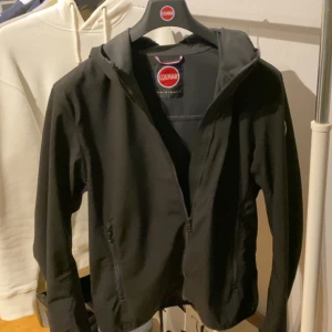 Colmar Jacka - Säljer min Colmar jacka som är i grymt skick, den är perfekt till våren. Strl M, köpt för ca 2500 kr.