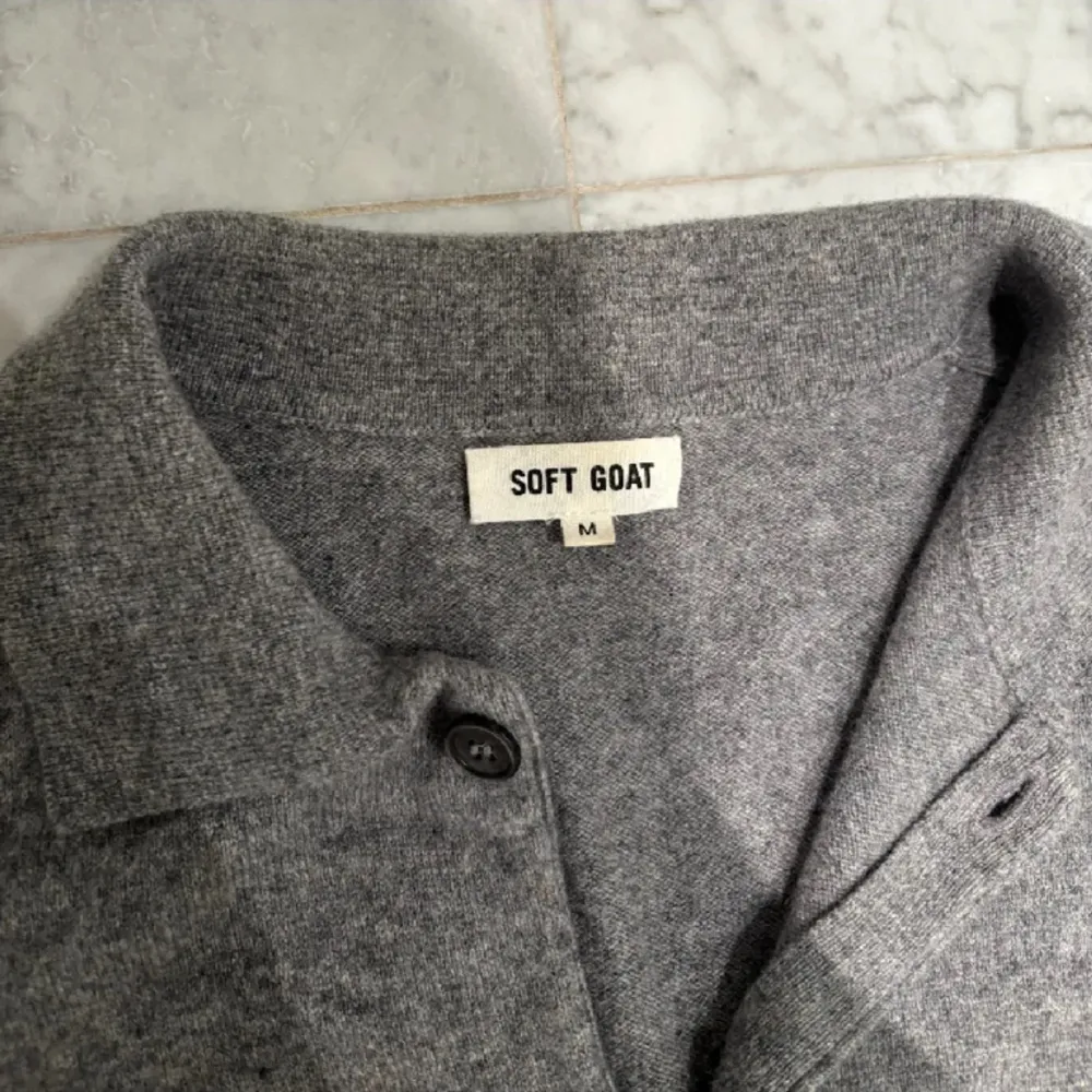 Soft GOAT skick 9/10 100% kashmir långärmad cardigan. Priset är hugget i sten byten går bra inga defleckter eller liknande. Tröjor & Koftor.