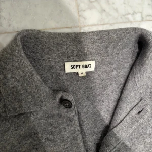 100% soft goat Kashmir fullknap långärmad cardigan - Soft GOAT skick 9/10 100% kashmir långärmad cardigan. Priset är hugget i sten byten går bra inga defleckter eller liknande