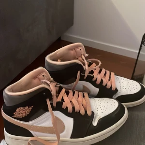 Säljer mina Jordans då de ej kommer till användning, jätte snygga rosa/baige skor  - Storlek 36, Jordans och köpta förra året 