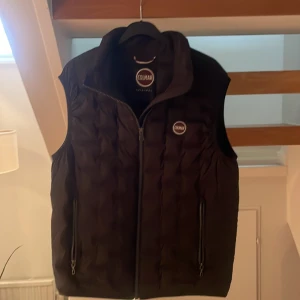 Colmar väst  - Västen är knappt använd 10/10.Ny pris 2800kr