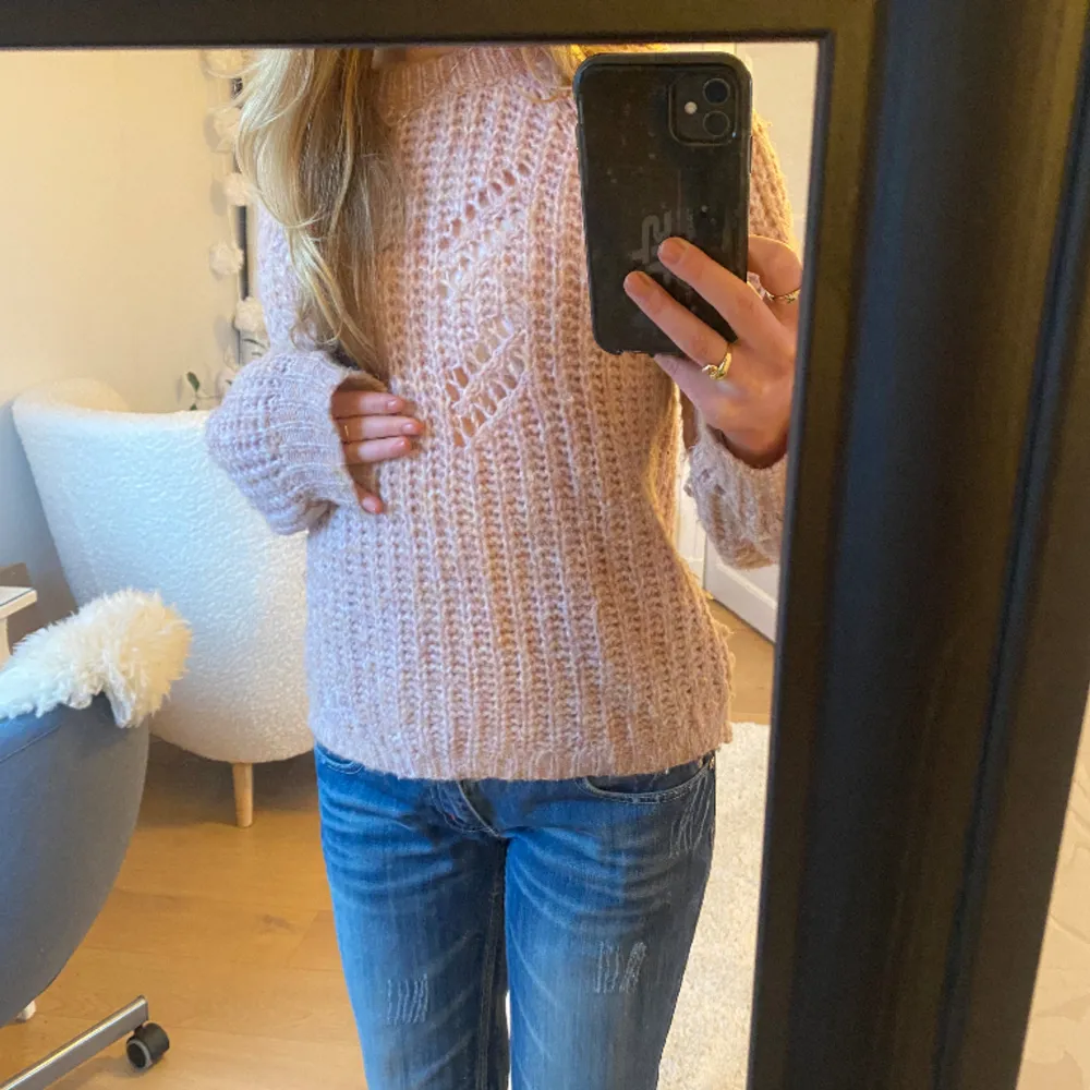 Fin stickad rosa tröja med coola detaljer. Är i storlek S och i fint skicka ändade använd 3 ggr. 💗💗 köpt för ca 1 år sen så går inte att köpa längre. Tröjan är perfekt till sommarkvällar och nu under våren.💗🌸 tveka inte med att kontakta mig !!💗. Stickat.
