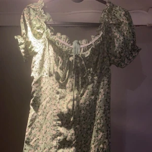 klänning  - fin klänning från shein, den är mer grön i verkligheten, fin och har ett fint skick. en slits nertill och väldigt fin mönstring upptill. skriv för mer info🤍