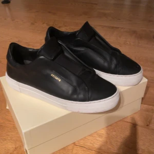 Axel Arigato skor - Säljer feta Arigatos i läder! Skick 9/10 endast lite smuts på sulan som lätt ska kunnas städa bort. Box samt dustbag medföljer. Tveka inte på att höra av dig om eventuellt prisförslag eller byten!!👊🔥