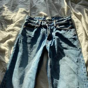 Jätte fina blå jeans ifrån Gina. Jätte fint skick. Dom är raka. Perfekt nu till våren!😊
