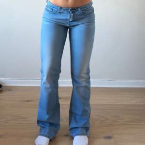 Snygga ljusa lågmidjade Hilfiger jeans. Jag är 166cm och brukar ha s. Midjemåttet är ca 76cm och innerbenslängden är ca 84cm. 