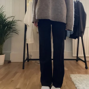 Kostymbyxor  - Såå fina kostymbyxor från monki som sitter så fint!!💗💗 Bra längd på mig som är 164